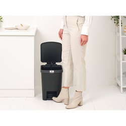 BRABANTIA - STEPUP KOYU GRİ PLASTİK PEDALLI ÇÖP KUTUSU 25L (1)